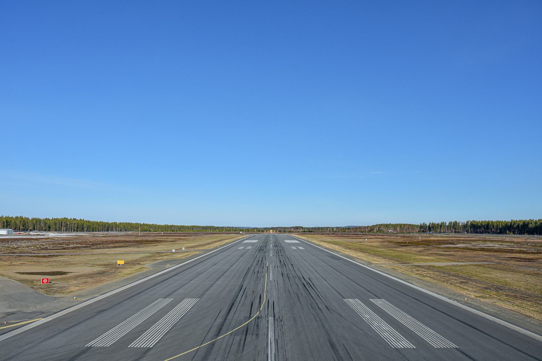 Airport Construction — Airside pavements and terminals